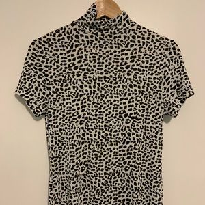 Vintage slinky black and white leopard print turtleneck tee